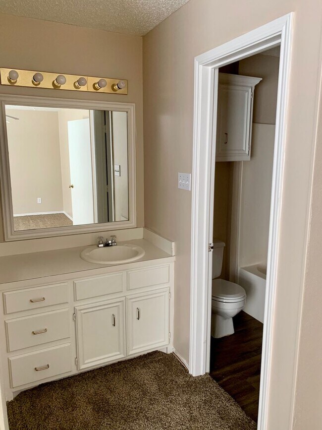 Building Photo - Cute Duplex