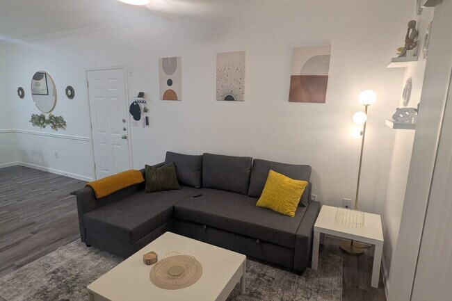 Building Photo - 2929 Kings Rd