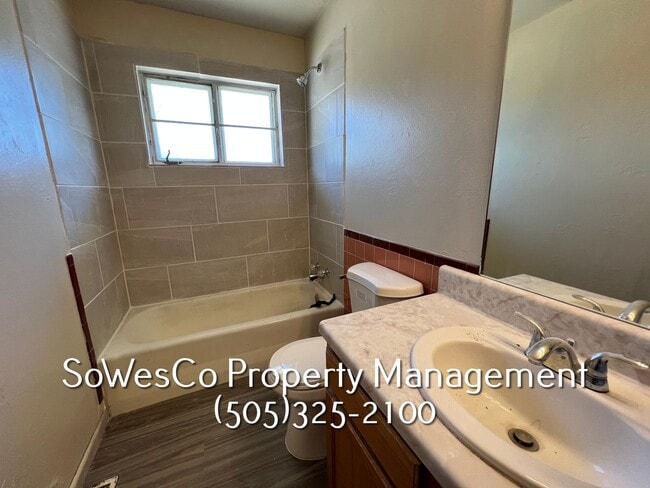 Building Photo - 3 Bedroom 2 Bath, Newer Flooring, Paint & ...