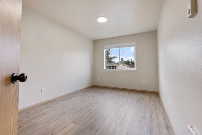 Building Photo - Beautiful Renovated 4b/2.5 bath home - SE Portland