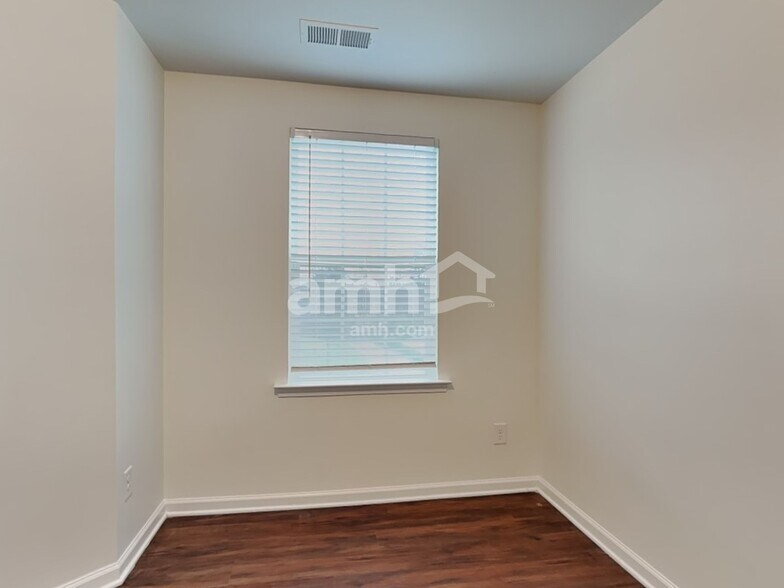 Building Photo - 154 Eden Ave