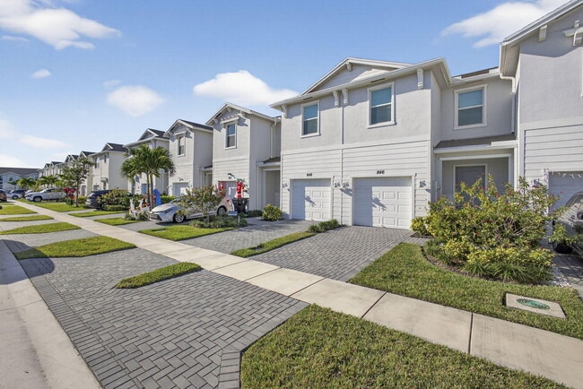 Building Photo - 846 SE grovebush Ln