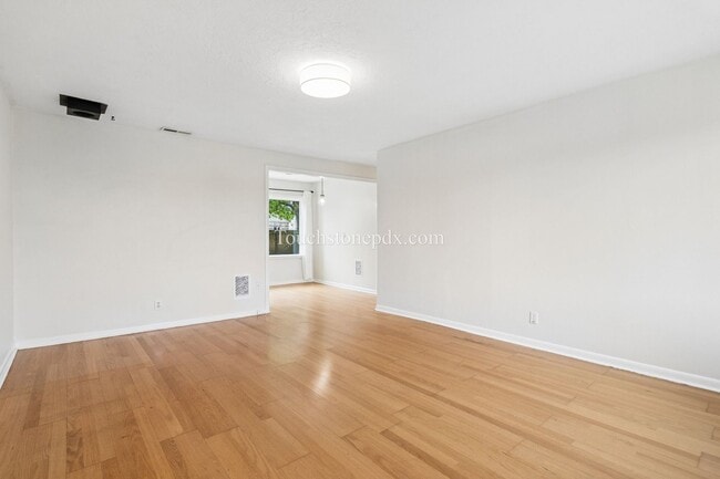 Building Photo - Updated NE Portland Home w/Fenced Yard and Upgrades!