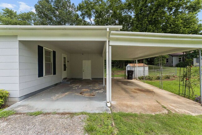 Building Photo - "Charming 3-Bedroom Retreat with Spacious Living in Murfreesboro!"