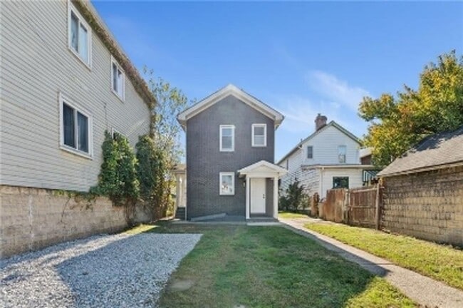 Building Photo - 233 E 19th Ave