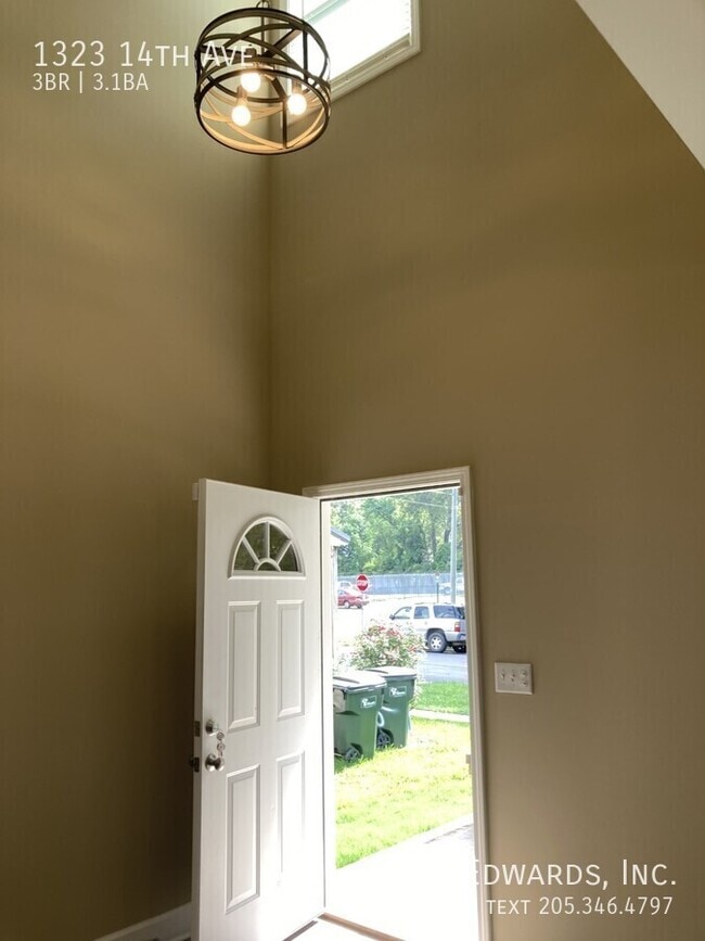 Building Photo - 1323 14th Ave