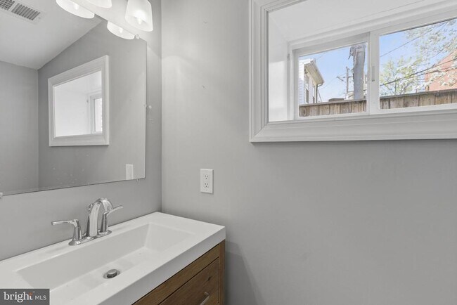 Building Photo - 513 Scott St