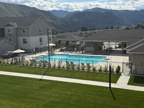Building Photo - Large 2 Bedroom 2 Bath Apartment with Many...