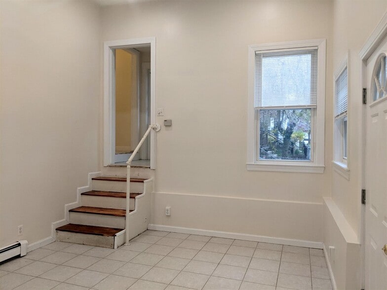 Building Photo - 83 Yorktown St