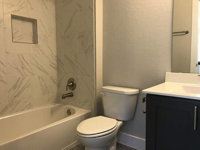 Building Photo - BEAUTIFUL TOWNHOUSE IN CRESTVIEW