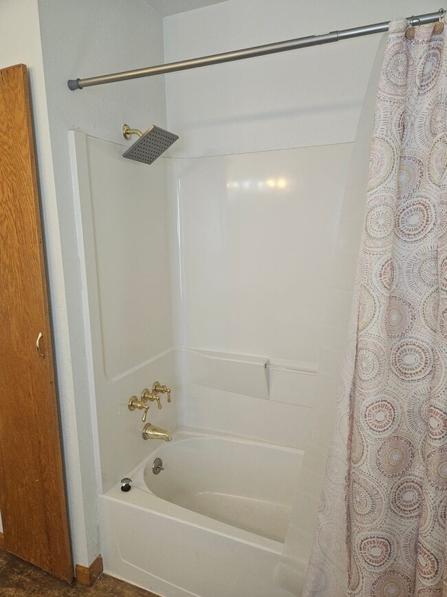 Building Photo - 1-603 1/2 N Superior Ave