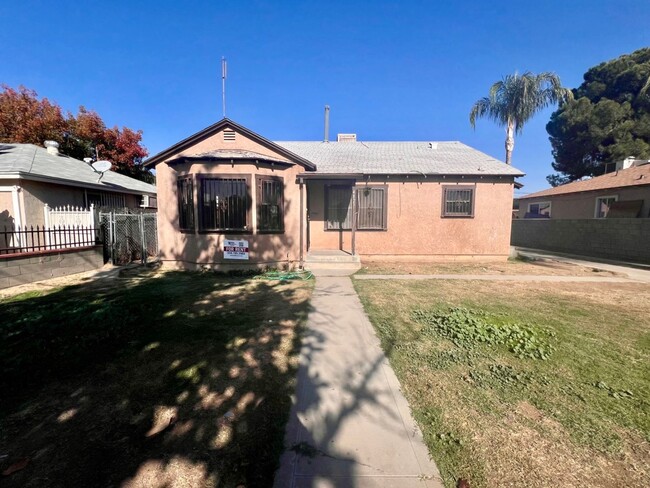 Primary Photo - $1,500 Tulare & Chestnut, 3 Bedrooms - E I...