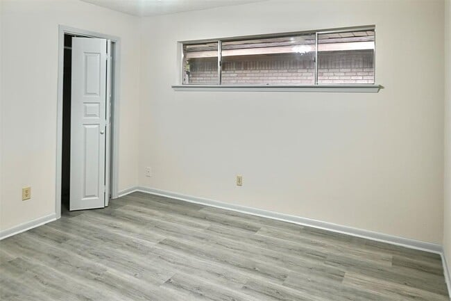 Building Photo - 202 Coronation Dr