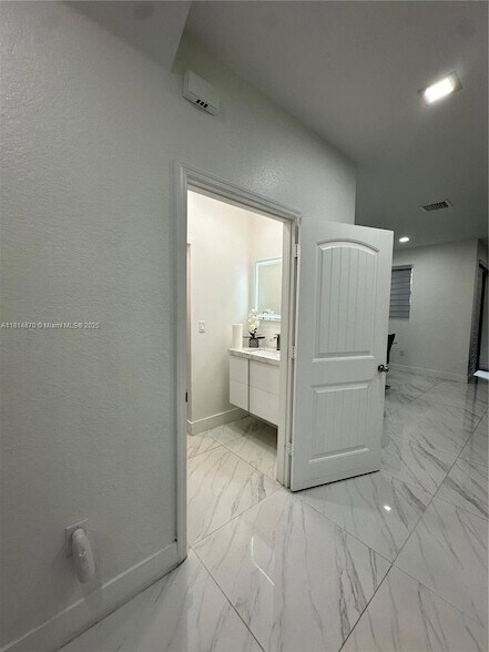 Building Photo - 758 NE 34th Ave