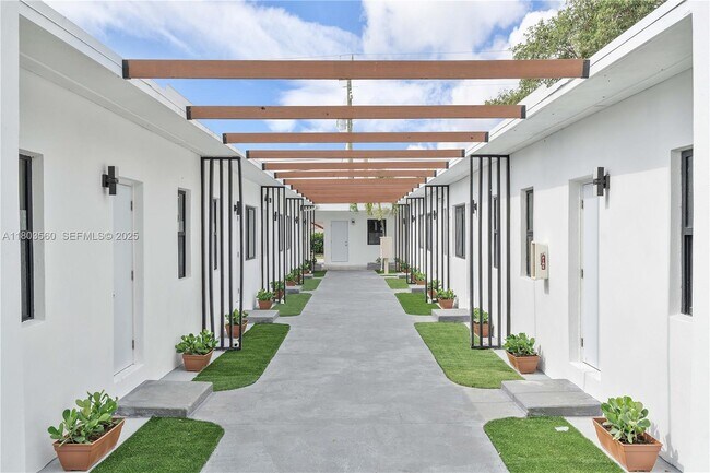 Building Photo - 1946 Pierce St