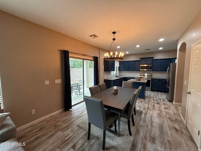 Building Photo - 1011 E Redwood Dr
