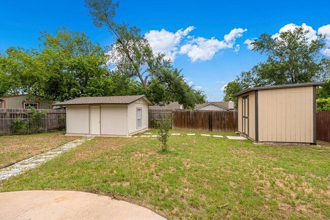 Building Photo - 1204 Spearson Ln
