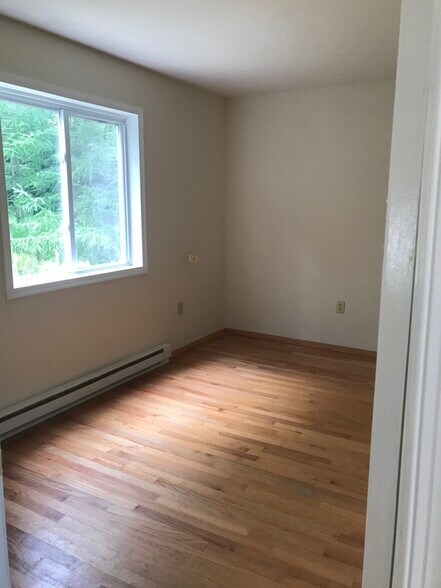 Building Photo - 10 Candlewood Ln