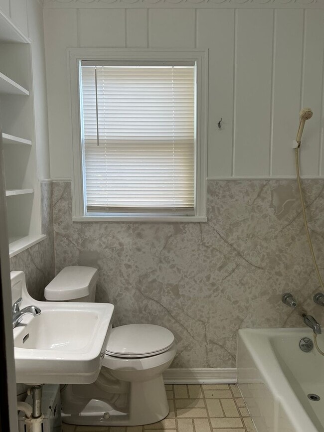 Building Photo - Kemp St Studio Apartment