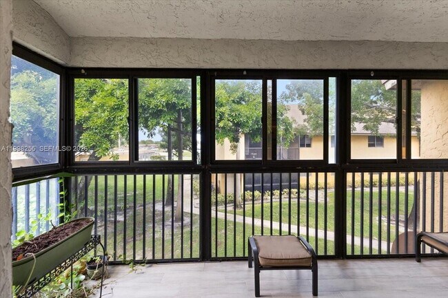 Building Photo - 3047 N Oakland Forest Dr