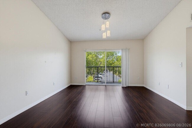 Building Photo - 400 Crestwood Ct N