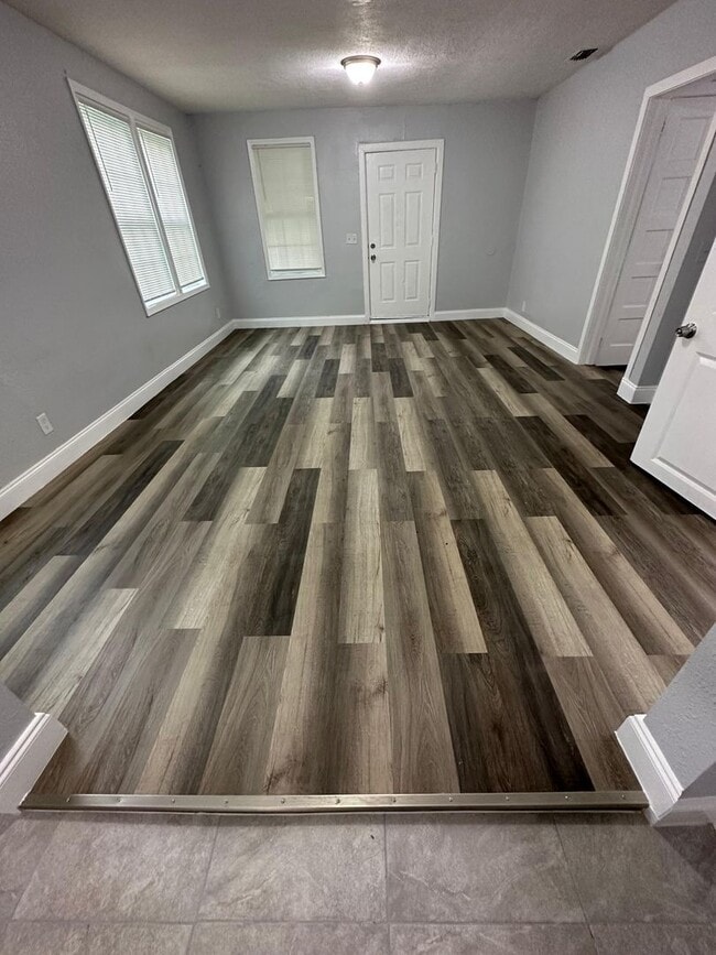 Building Photo - Fully Renovated 3/1.5 Available for Immedi...