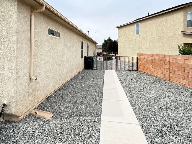 Building Photo - Newer home in Solcito Subdivision in Cente...