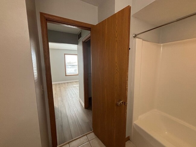 Building Photo - 2 Bedroom 1.5 Bath Spacious Townhome