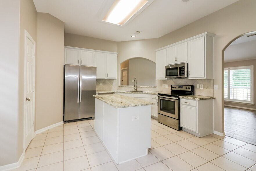 Building Photo - 12103 Lakewood Villa Dr