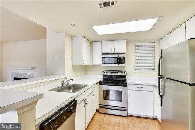 Building Photo - 925 Hillside Lake Terrace