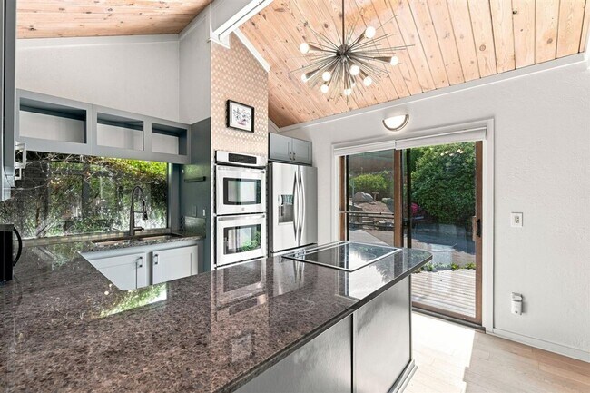 Building Photo - Remodeled Mid-Century 3-Bedroom, 2.5-Bath Home in a Highly Desirable Boise Neighborhood