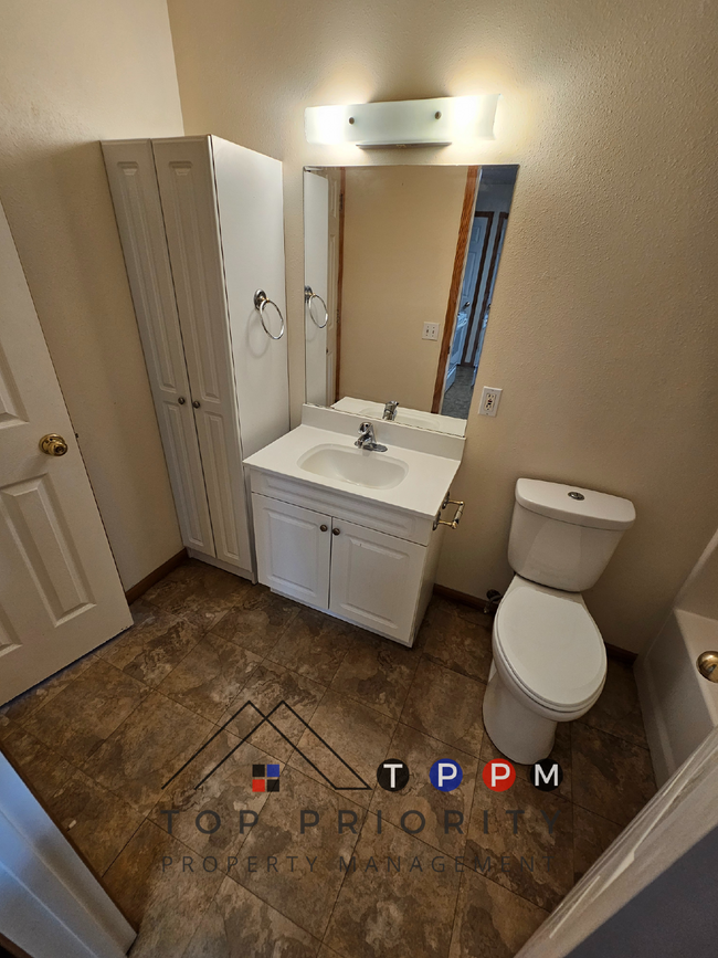 Building Photo - 1 Bedroom | 1 Bathroom Single-Level Unit i...