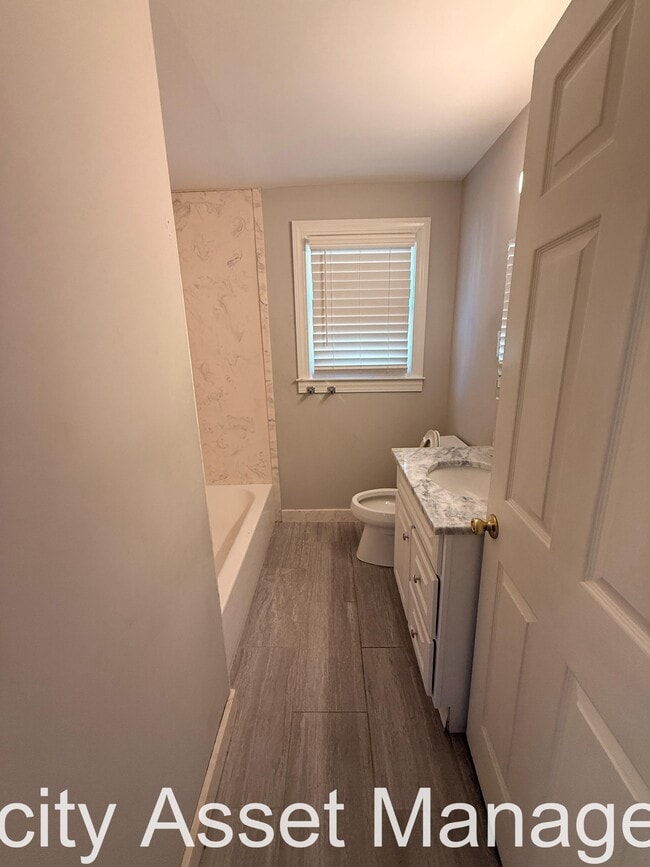 Building Photo - 2308 Larose Ave