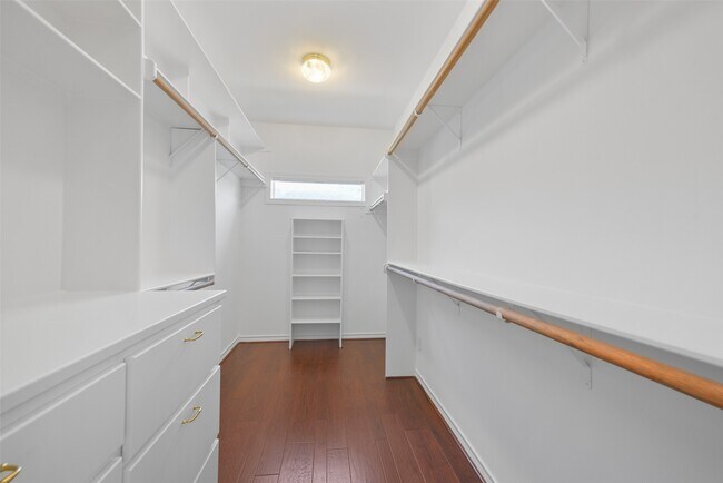 Building Photo - 3724 Wroxton Rd