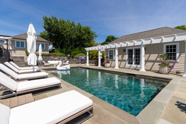 Building Photo - 3 Barclay Sq