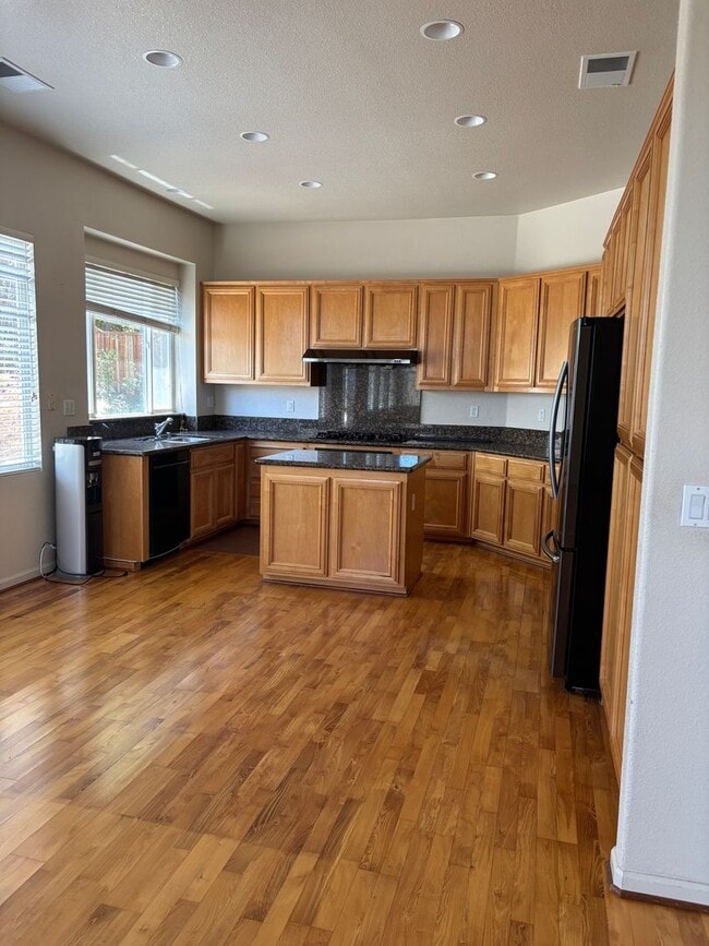 Building Photo - Spacious 3 to 4 Bedroom, 4-Bath Home in Pr...
