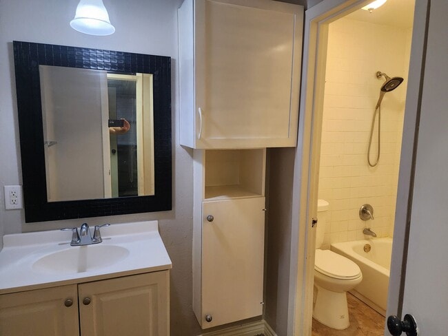 Building Photo - 2210 Newcastle Dr