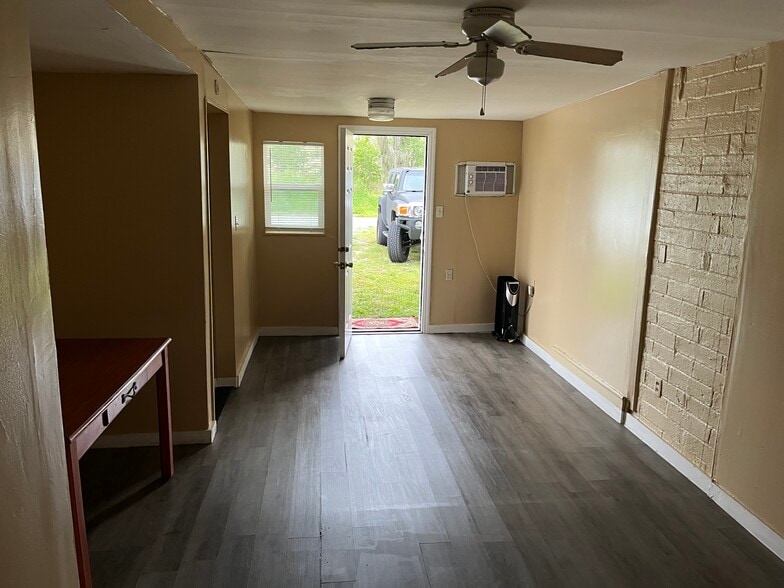 Building Photo - 2137 Crandon Ave