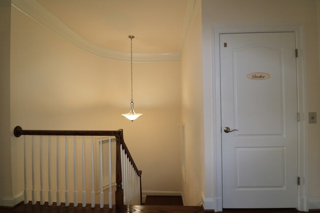 Building Photo - SHORT TERM LEASE AVAILABLE -- Luxury TH in Bethesda - 4 bed + 3.5 ba - Elevator TH in Gated commu...