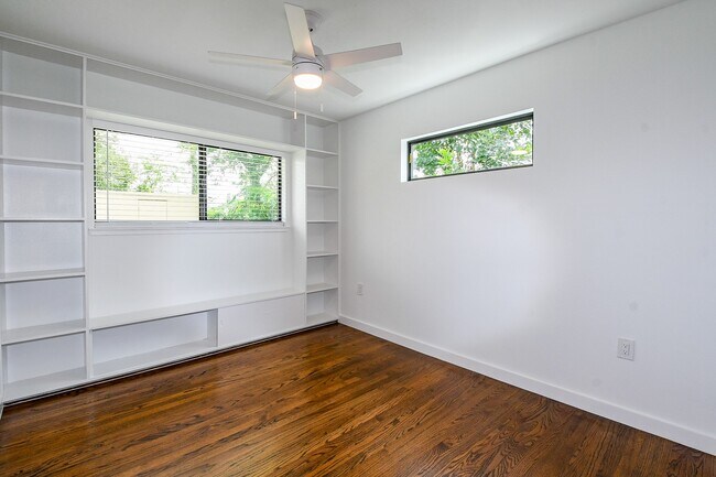 Building Photo - 1860 Lynnview Dr