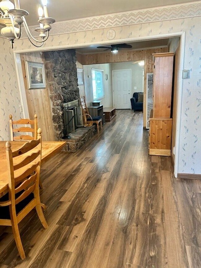 Building Photo - 3Bd 1Ba home available for a longterm lease!  Call and inquire today!