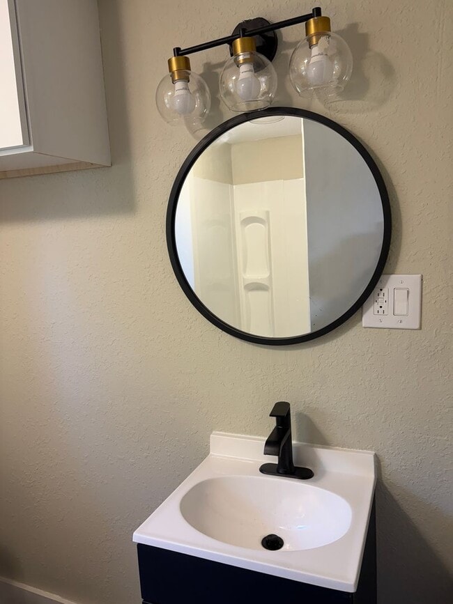 Building Photo - Newly remodeled 2-bedroom, 1-bathroom home...