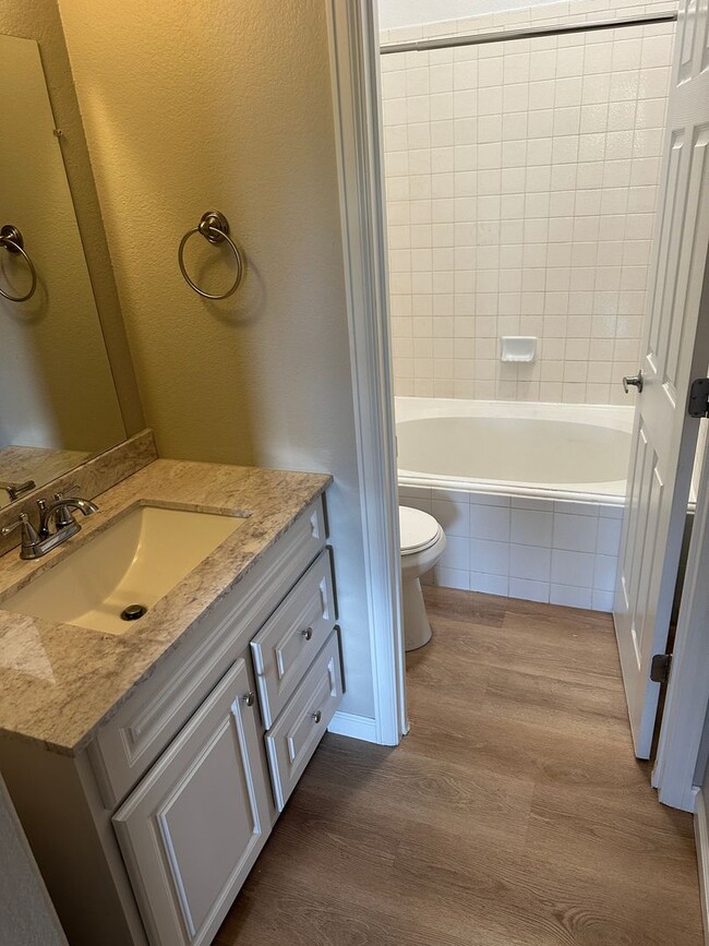 Building Photo - 2nd floor - 2 Bedroom, 2 Bath with garage ...