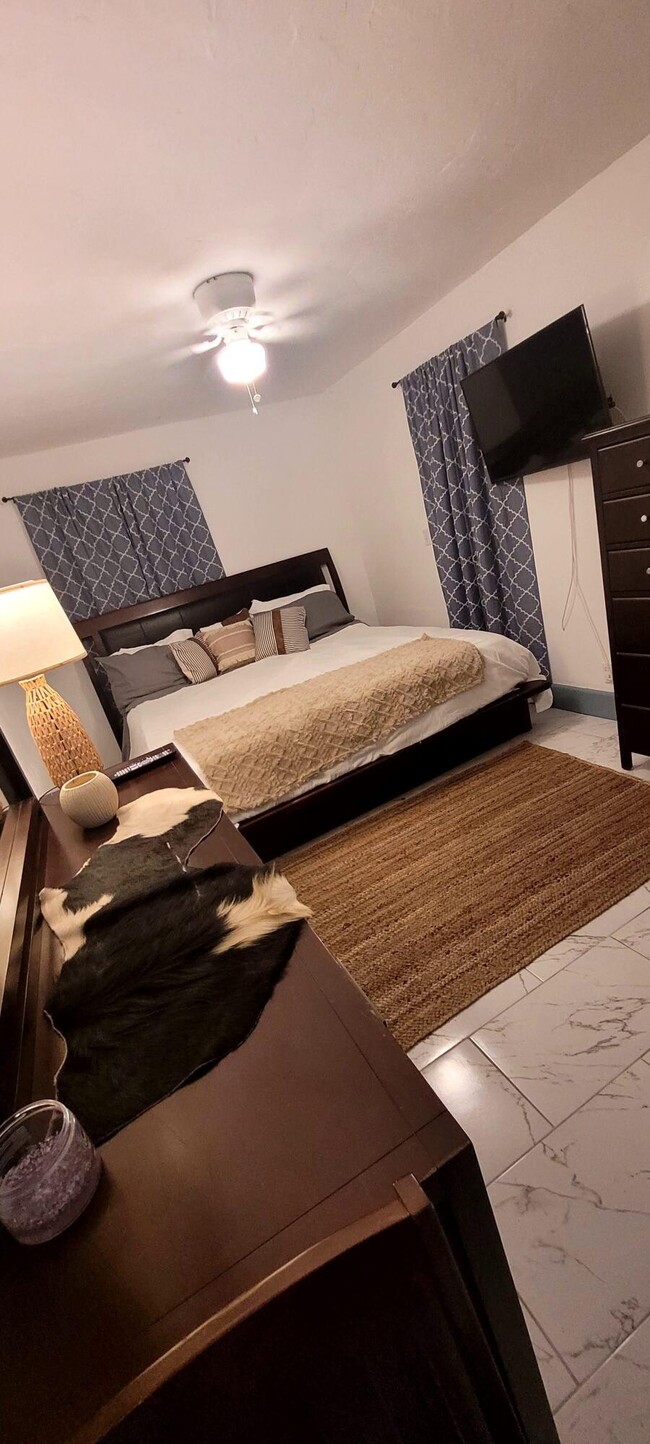 Building Photo - 104 NE 5th St