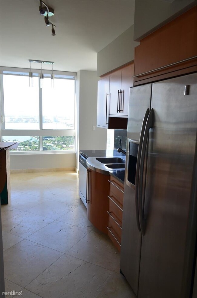 Building Photo - 2 br, 2 bath Condo - 6365 Collins Ave U N ...