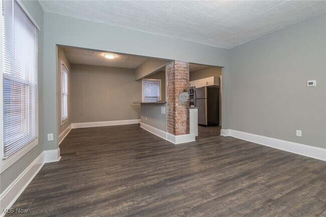 Building Photo - 1387 W 69th St