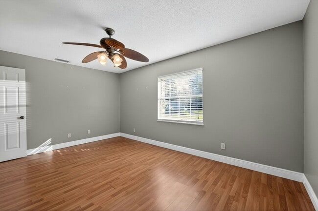 Building Photo - 220 Valencia Ct