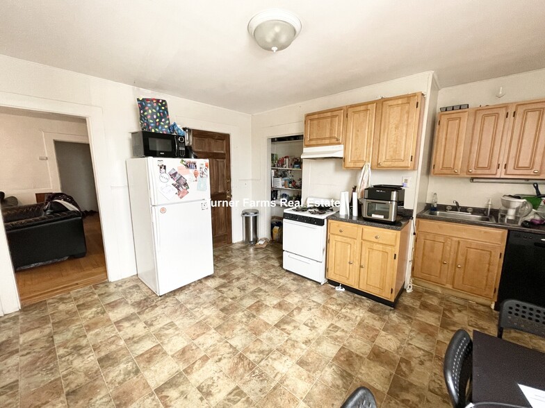 Building Photo - 53 W 7th St