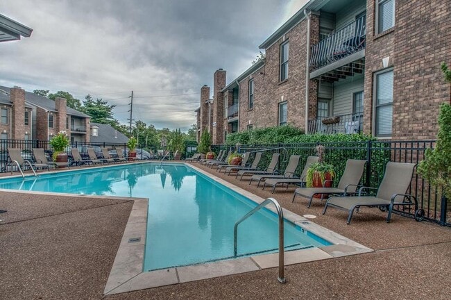 Building Photo - Awesome 2BE/2BA condo located in the heart of Sylvan Park community!