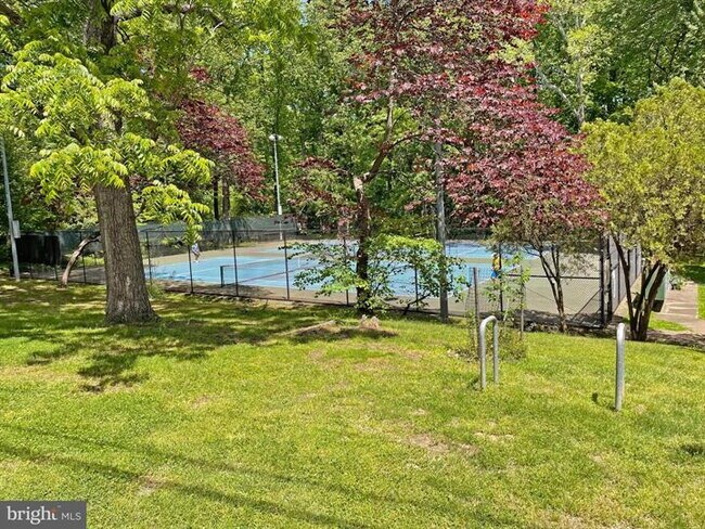 Building Photo - Sophisticated Townhome Steps from East Fal...